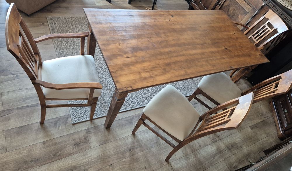 Stół z drewna z krzesłami.