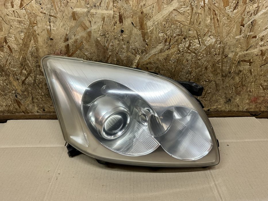 Передня права фара Toyota Avensis II Тойота Авенсіс 2 2003-2006 дорест