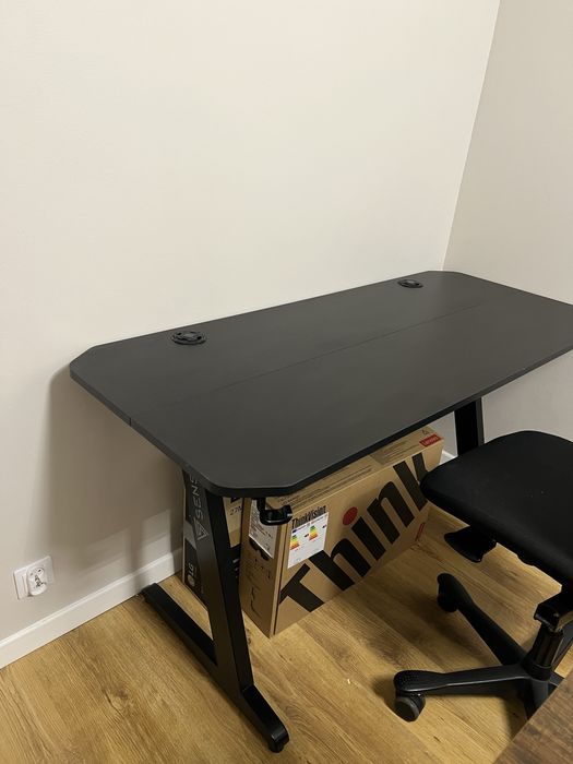 Biurko SENSE7 czarne 140cm x 60cm