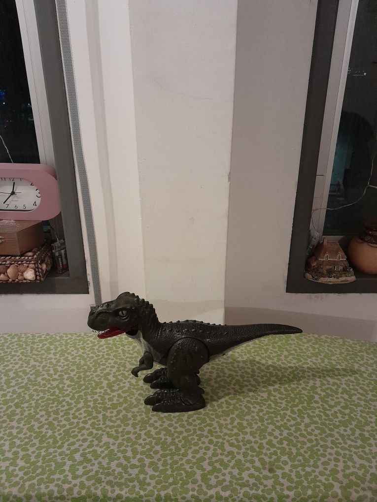 Vendo Dinossauro de Brincar Criança a pilhas muito bonito como novo