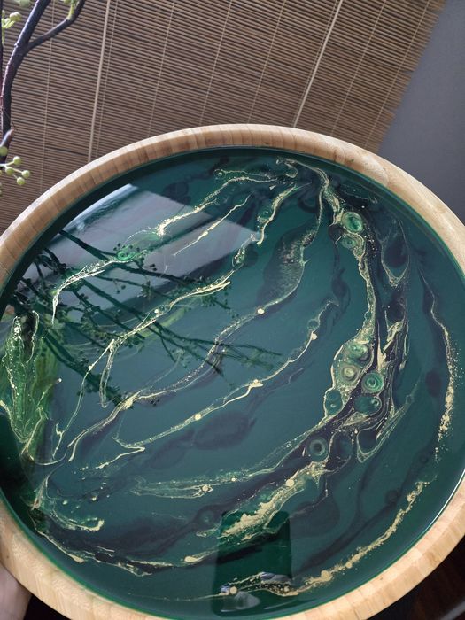 Drewniana taca z żywicą epoksydowa