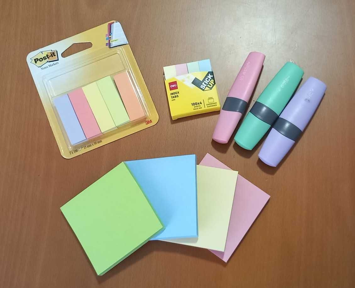 Conjunto de post-it e sublinhadores
