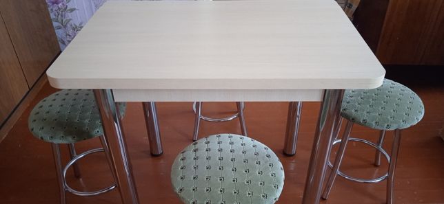 Обеденный стол со стульями