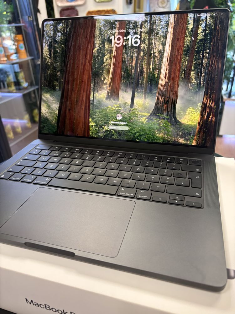 Macbook Pro M4 (16GB RAM, 512GB)