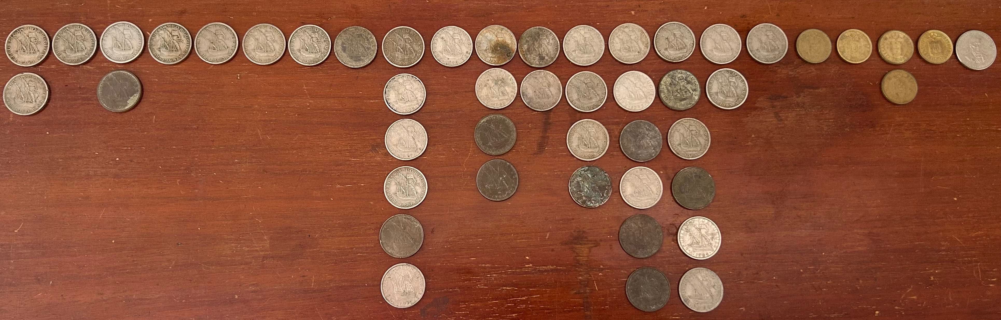 Lote de 48x Moedas de 5 Escudos Portugueses de 1965 a 1998