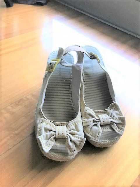 Sandálias com salto em cunha