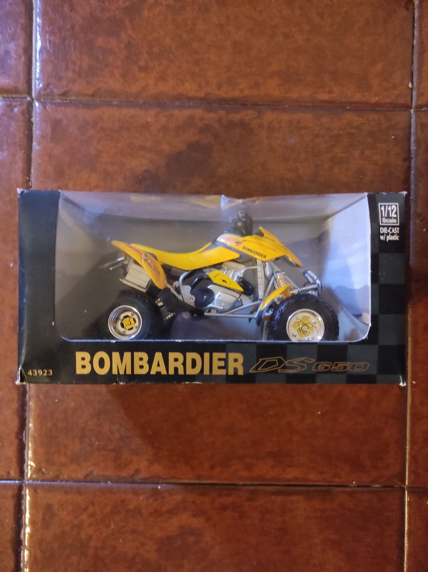 Brinquedo  Moto 4X4 à escala