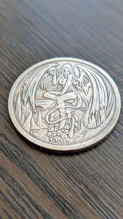 Старая монета для принятия решений монетка девушка демон суккуб