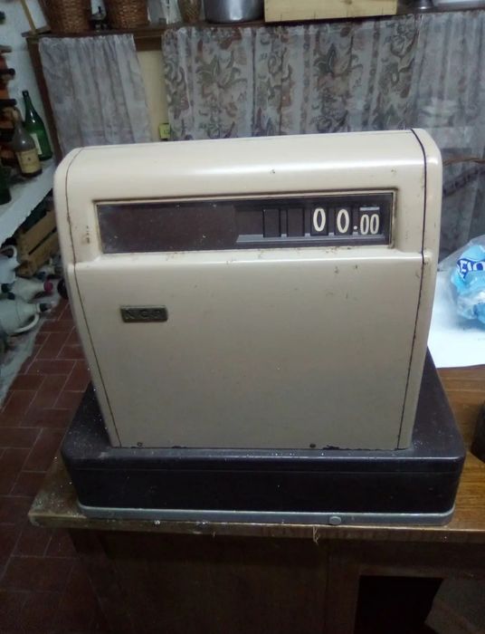Máquina registadora antiga para coleção