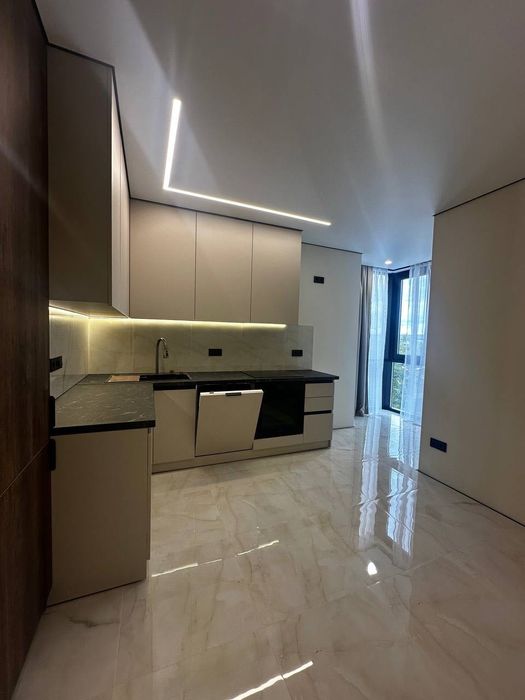 Продаж готової 1 км квартири біля парку та озера