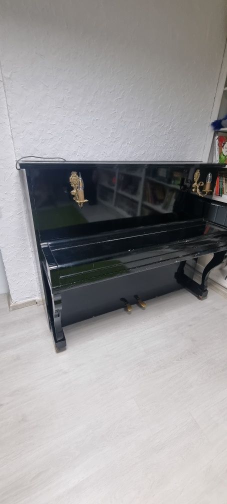 Pianino Legnica czarne metalowa płyta bardzo dobry stan prywatnie