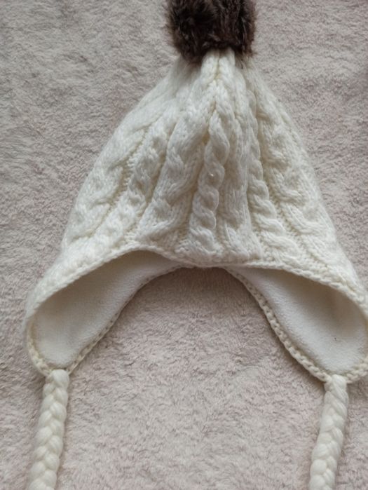 Czapka dzianinowa zimowa ecru hm z pomponem