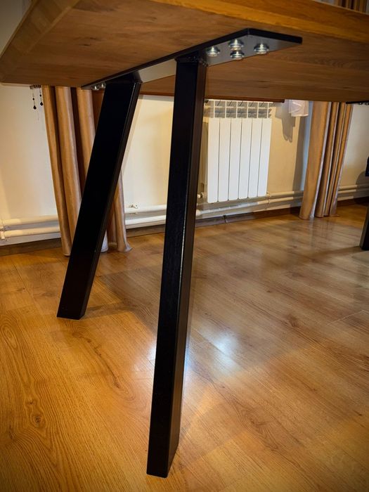 Stół dębowy z metalowymi nogami