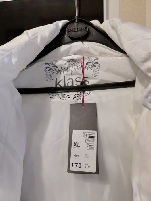 Продам женскую белую куртку