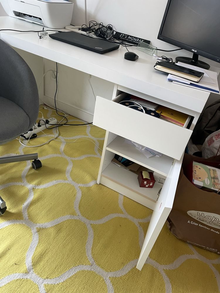 Secretaria e cadeira de escritorio. Não faço transporte