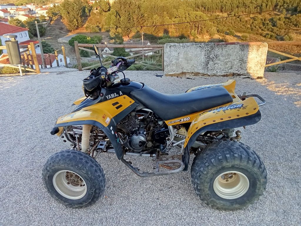 Moto 4 com documentos
