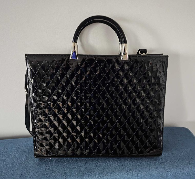 Czarna lakierowana elegancka torba