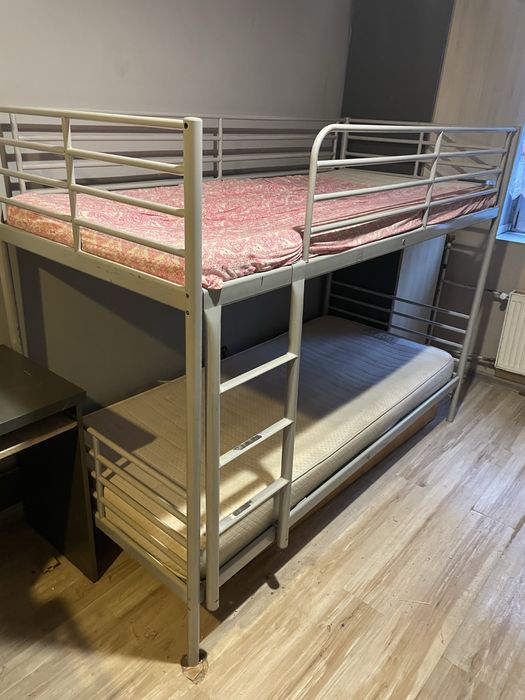 Łóżko piętrowe metalowe z dwoma materacami