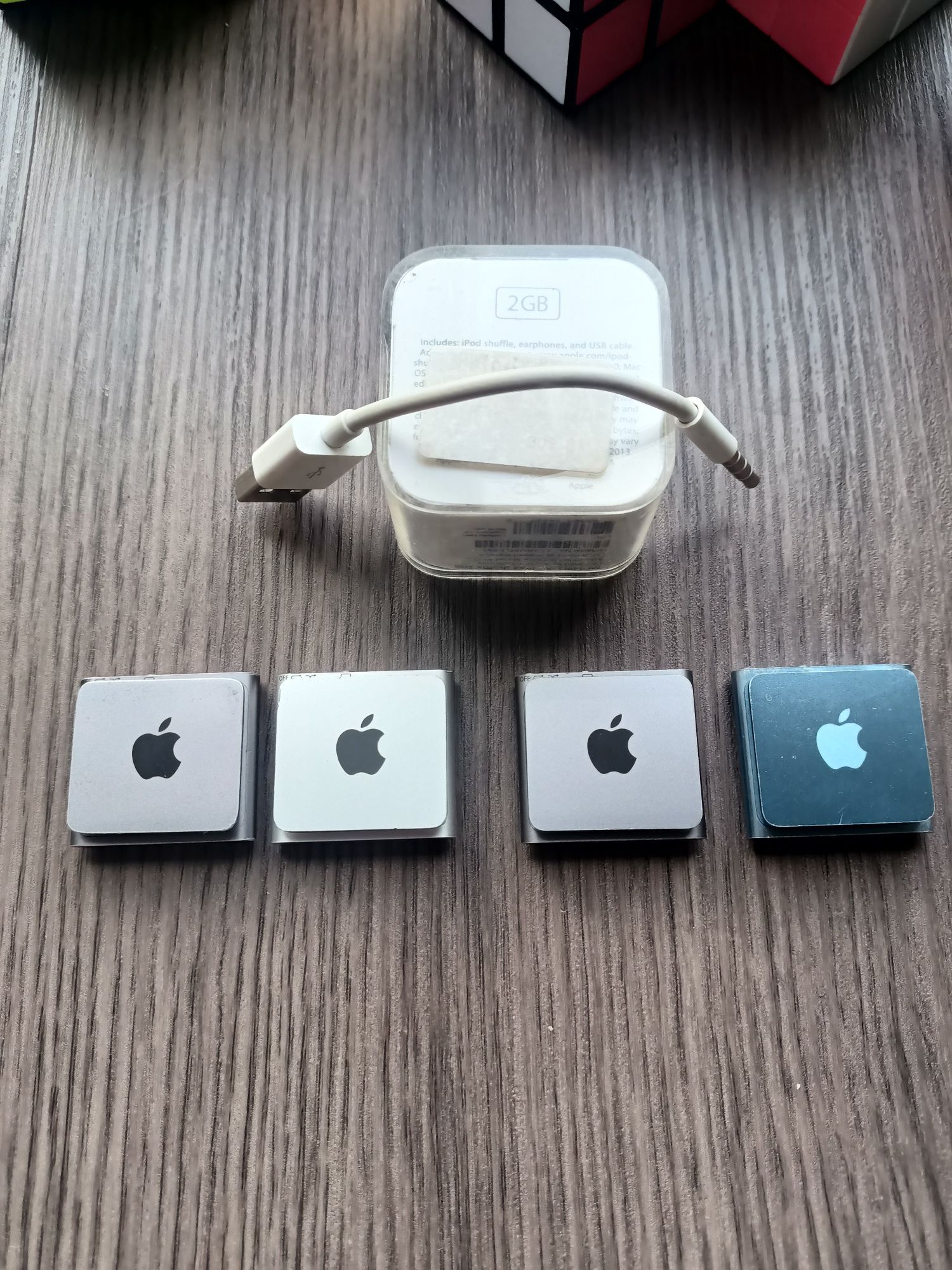 Apple iPod shuffle 2GB (MKM92NF/A)