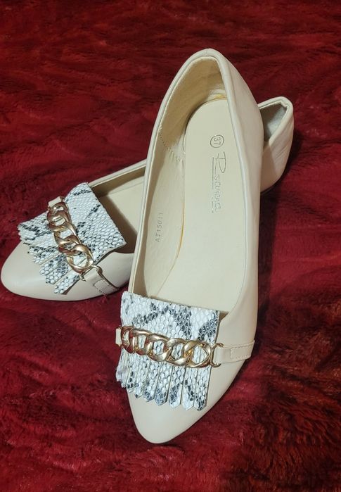 Бежеві балетки з ланцюгом