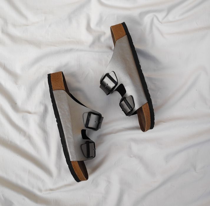 Сріблясті шкіряні шльопанці Birkenstock Arizona сланці унісекс сандалі