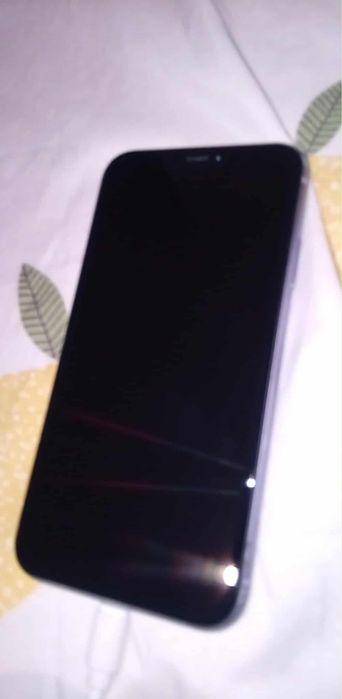 Iphone 11 na cor lilás sem face id, de resto esta impecavel
