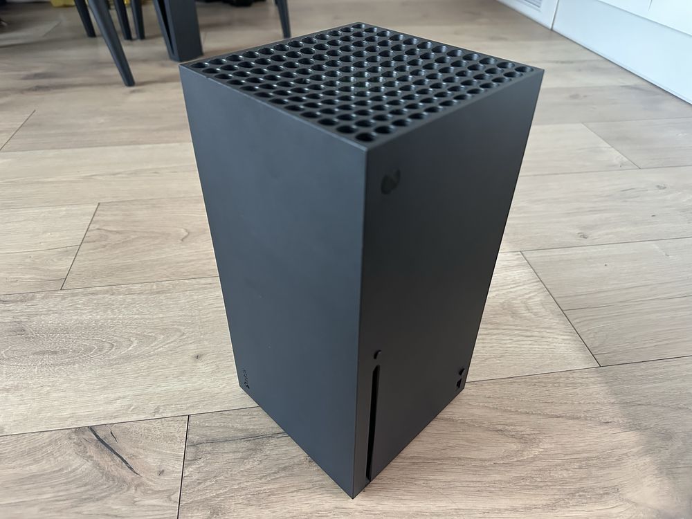 Xbox Series X 1TB + 2 pady