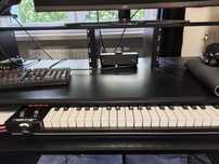 Biurko do produkcji muzyki 3 tier pro audio studio desk Gear4music 8U