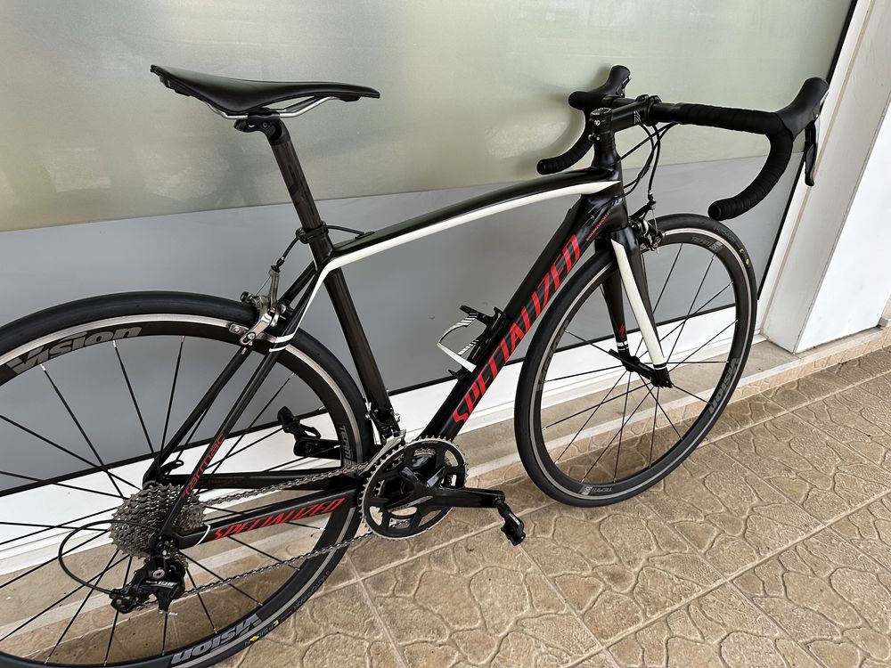 Bicicleta de estrada Specialized em carbono