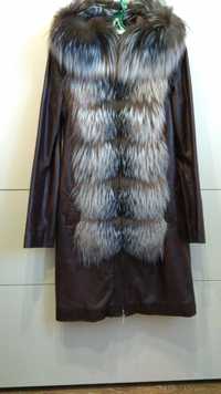 Пальто кожанное с натуральным мехом,капюшоном.