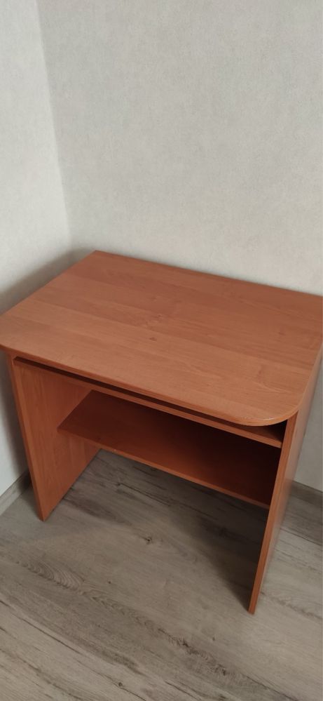 Продам стол с полкой и пеналом