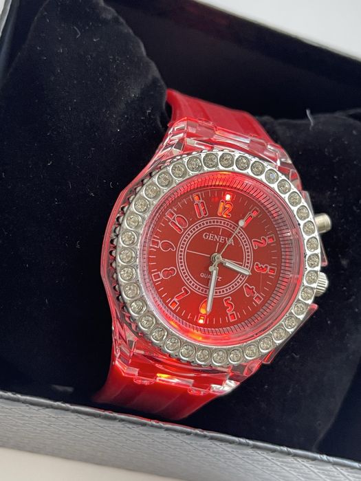 Nowy piękny czerwony zegarek z srebrnymi diamencikami