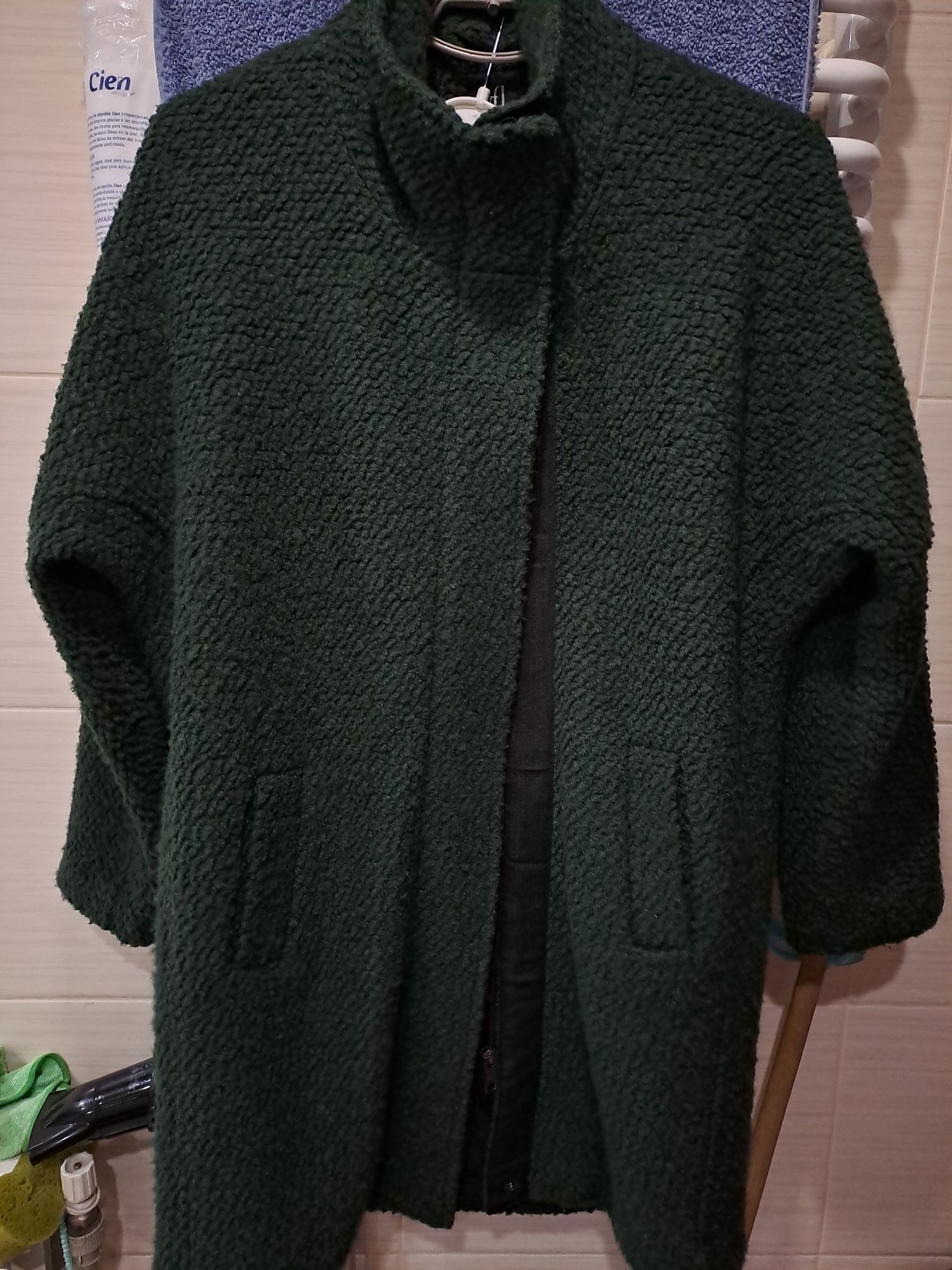 Жіноче пальто темно зелене.