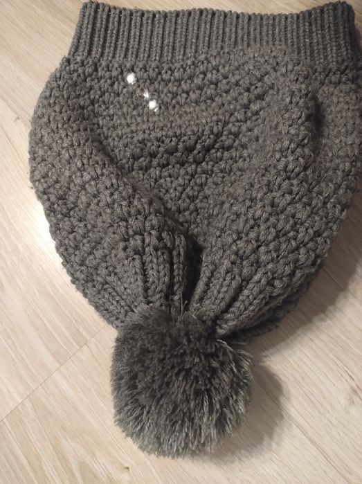 Czapka szara z pomponem 10zl