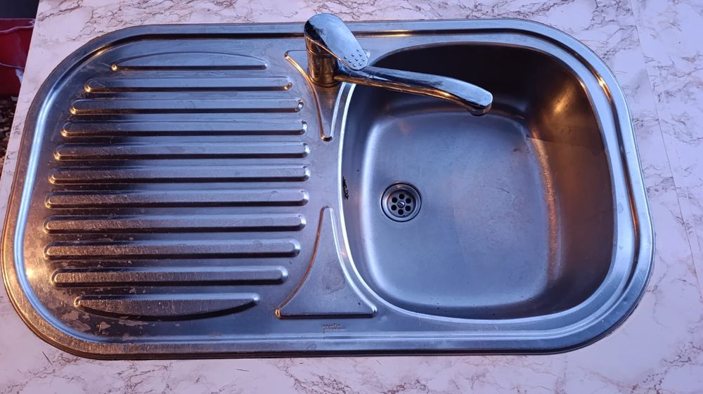 Zlew jednokomorowy ze stali nierdzewnej z baterią - komplet