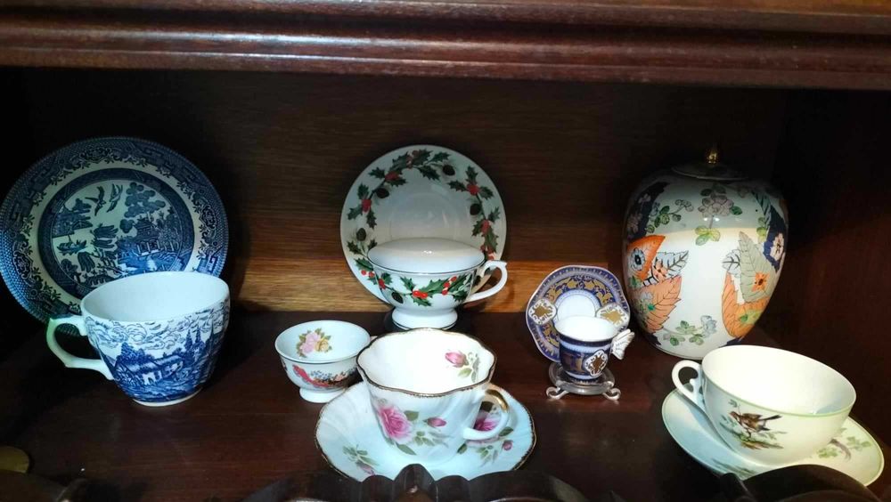 Conjunto de peças de porcelana antiga