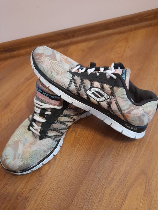 Кросівки жіночі (skechers)