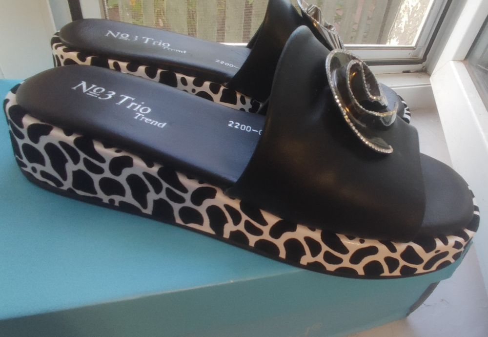 Нові шльопанці зі шкіри 39 розміру