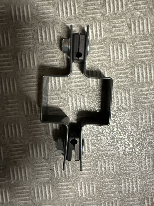 Obejma pośrednia przelotowa do paneli do słupka 60x40 antracyt 7016