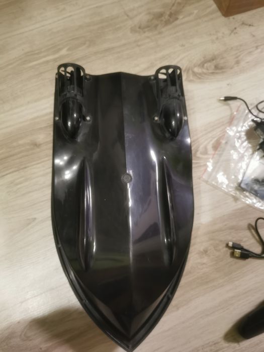 Łódka zanętowa plus 2 akumulatory