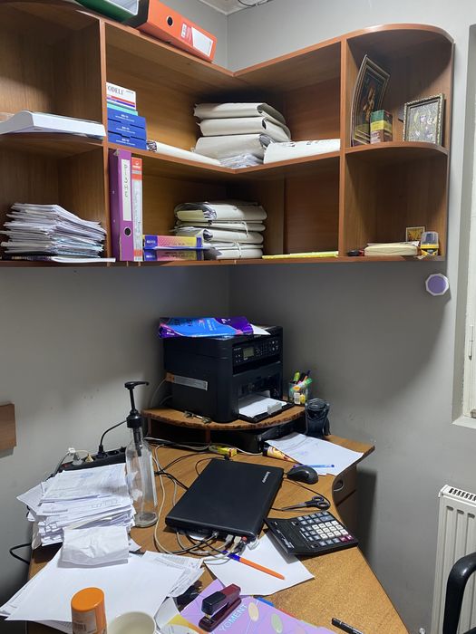 Продаються офісні меблі в хорошому стані. Ціна по домовленості