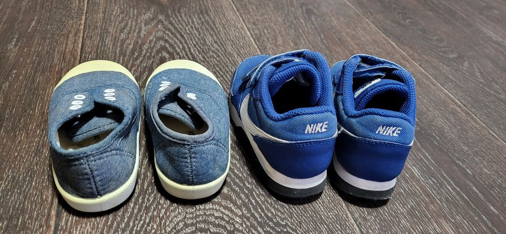 Продам сині кросівки Nike, кімнатні тапочки 20 та 21 розмір