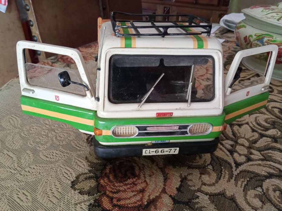 Camioneta em madeira feita á mão