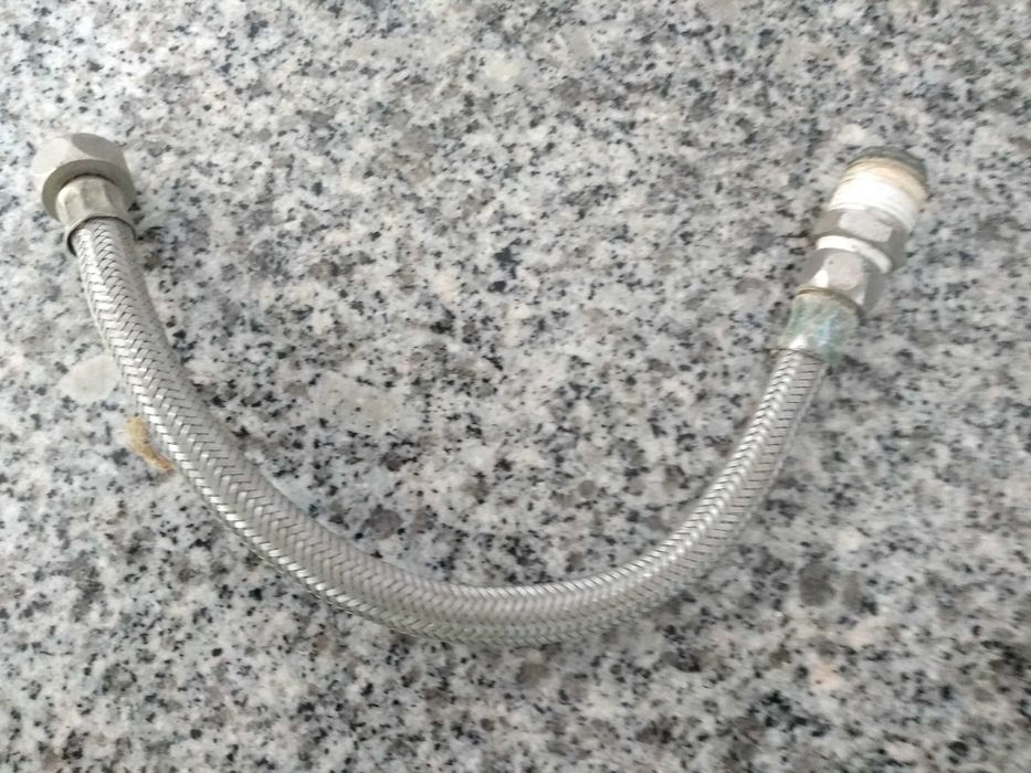 Mangueira flexível com malha de aço para água