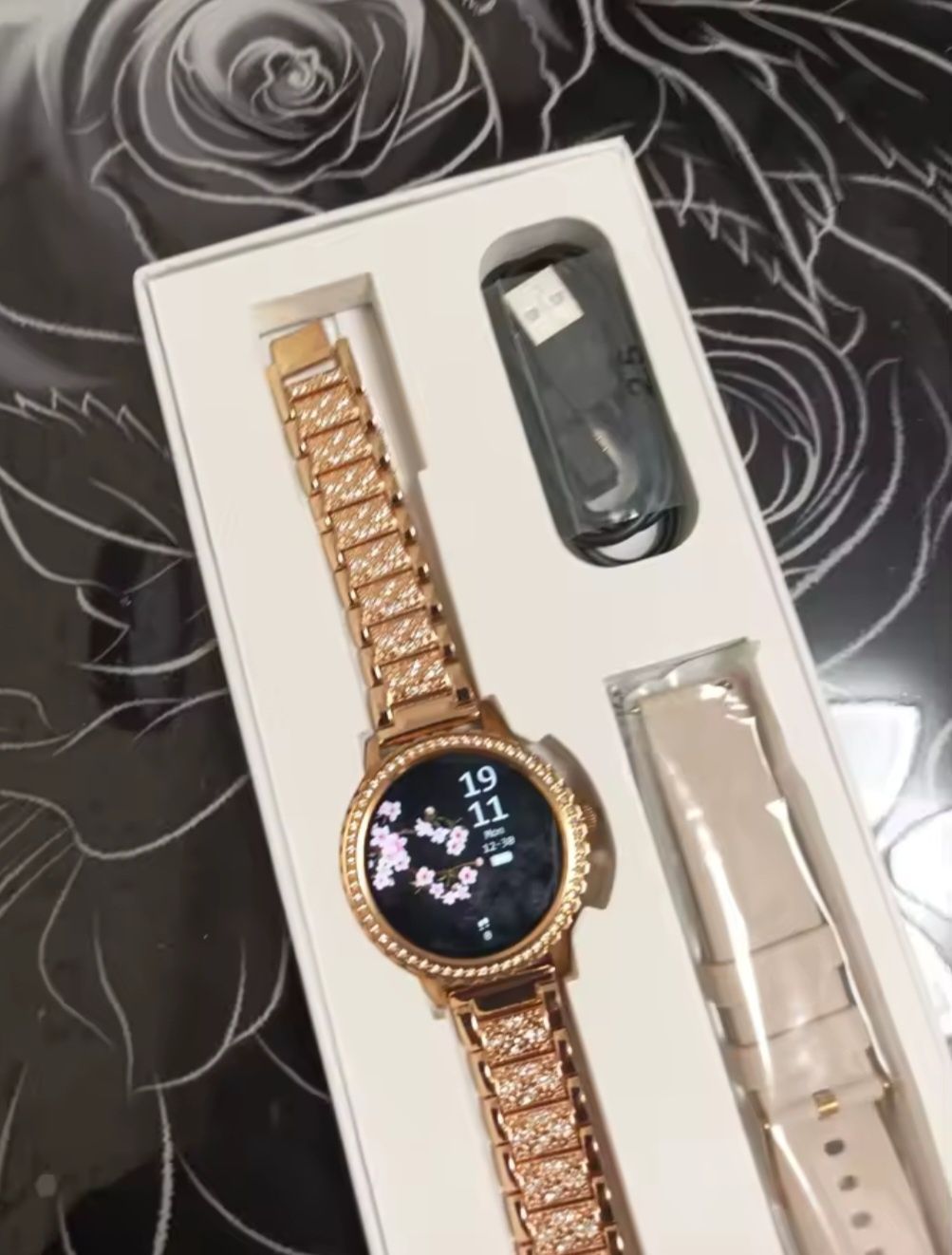 Złoty smartwatch okrągły