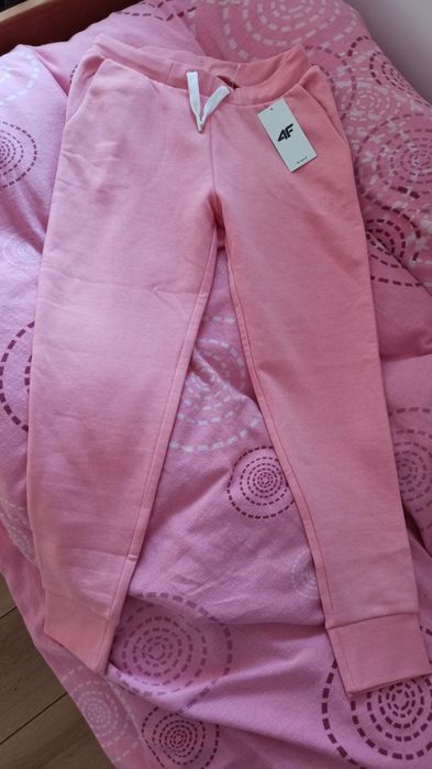 Dziewczęce różowe spodnie dresowe 4F 158