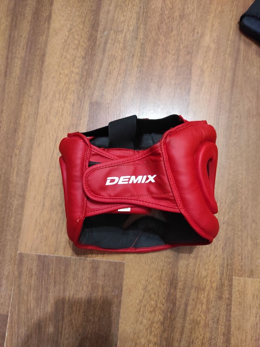Боксерский шлем детский Demix красный, размер M.