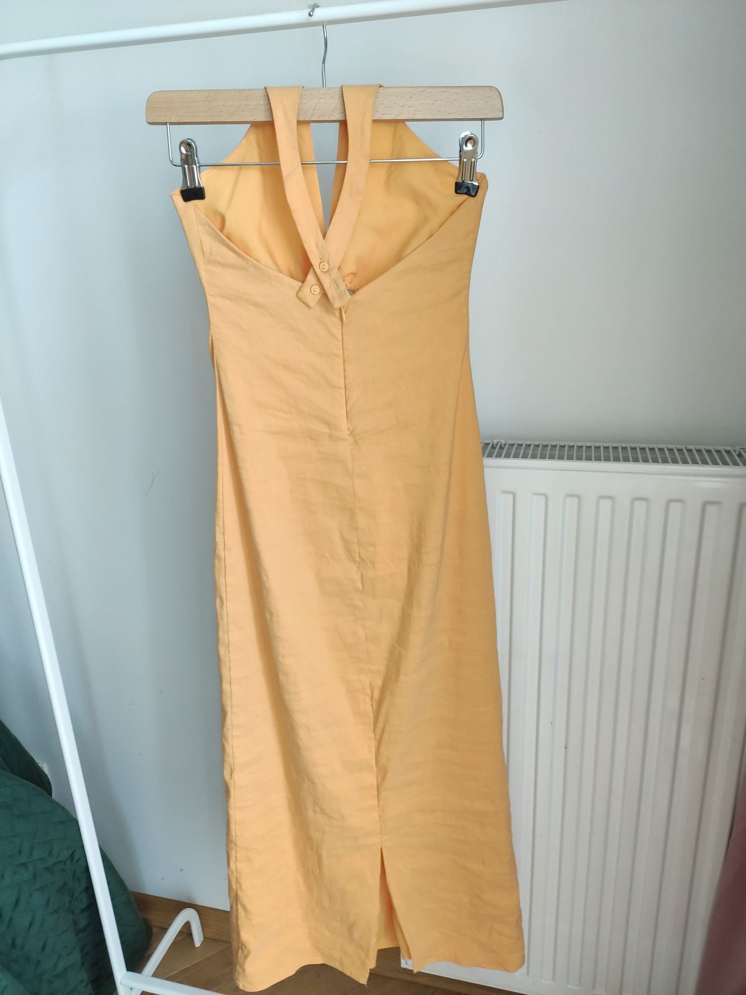 Morelowa dopasowana sukienka midi z dekoltem halter