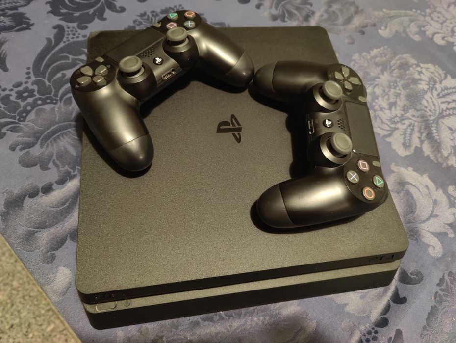 Vendo PS4 Slim com 2 comandos