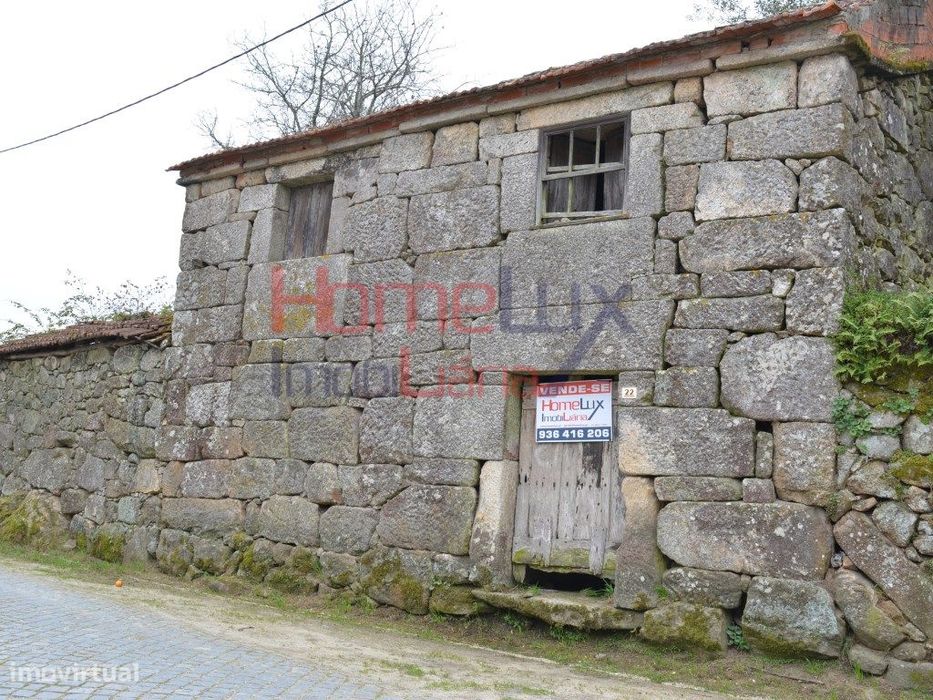 Moradia em pedra no centro de Reigoso .